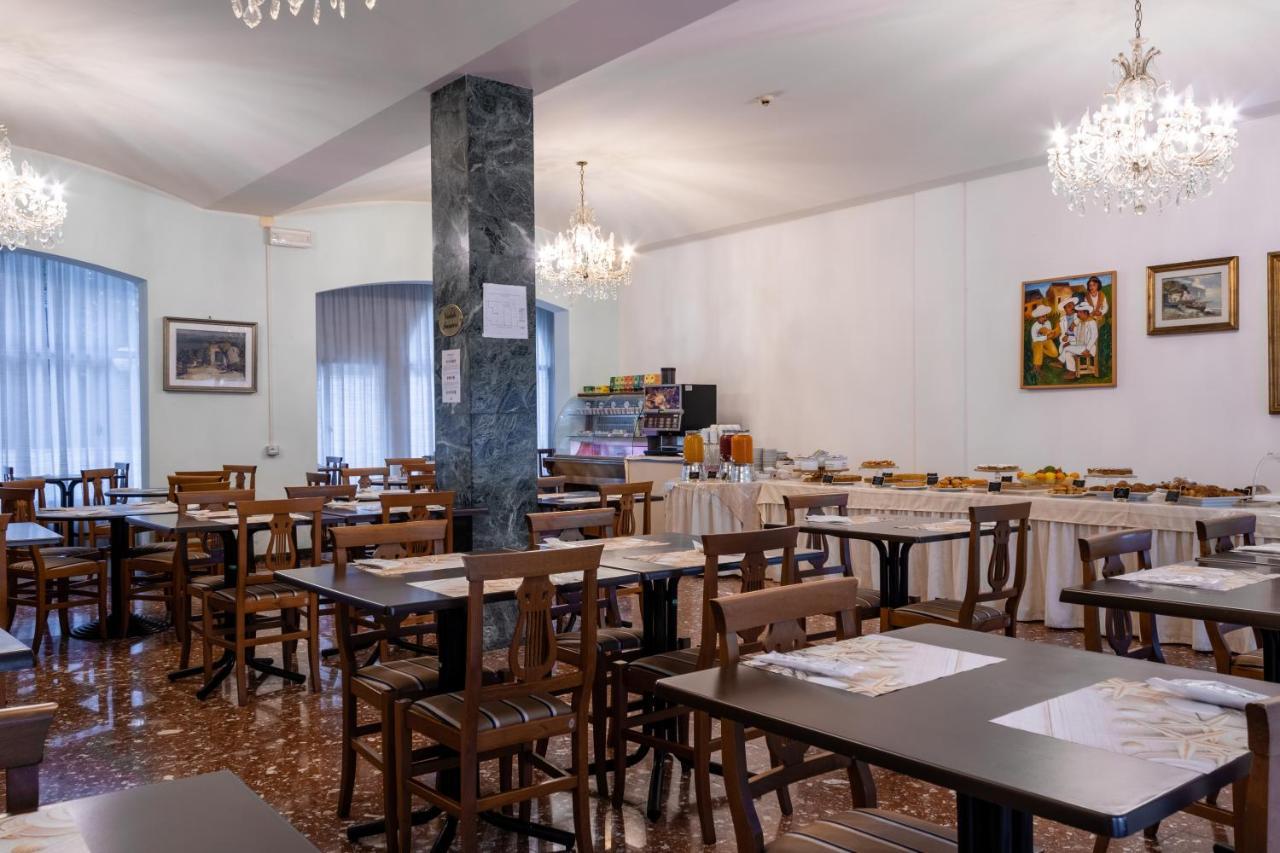 Hotel Esedra 3*